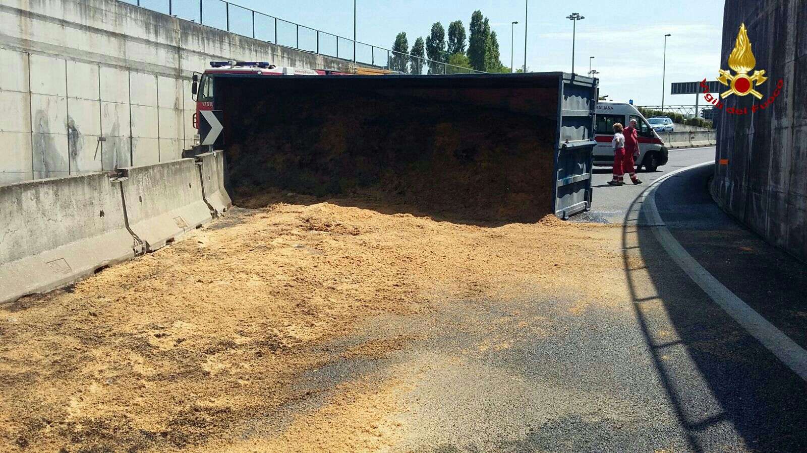 PERDE IL CASSONE CARICO DI SEGATURA E SI INCENDIA NEL SOTTOPASSO